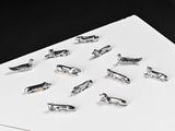 beaucoup de petits oiseaux argentés sur une feuille de papier