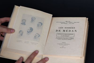 une personne tenant un livre ouvert sur lequel figurent des images