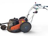une petite tondeuse à gazon posée sur le sol