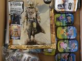 La boîte est remplie de figurines Star Wars et d'autres objets