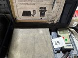 une boîte contenant une balance, posée sur une table