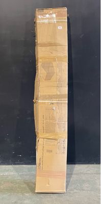 des boîtes empilées les unes sur les autres devant un mur noir