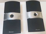 deux haut-parleurs posés sur une table