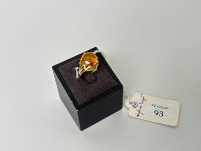 une photo d'une bague dans un écrin, avec une étiquette de prix dessus