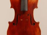 un vieux violon avec un archet accroché au dos