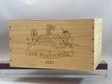 une boîte en bois sur laquelle est représenté un couple