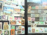de nombreux timbres différents exposés dans la vitrine d'un magasin