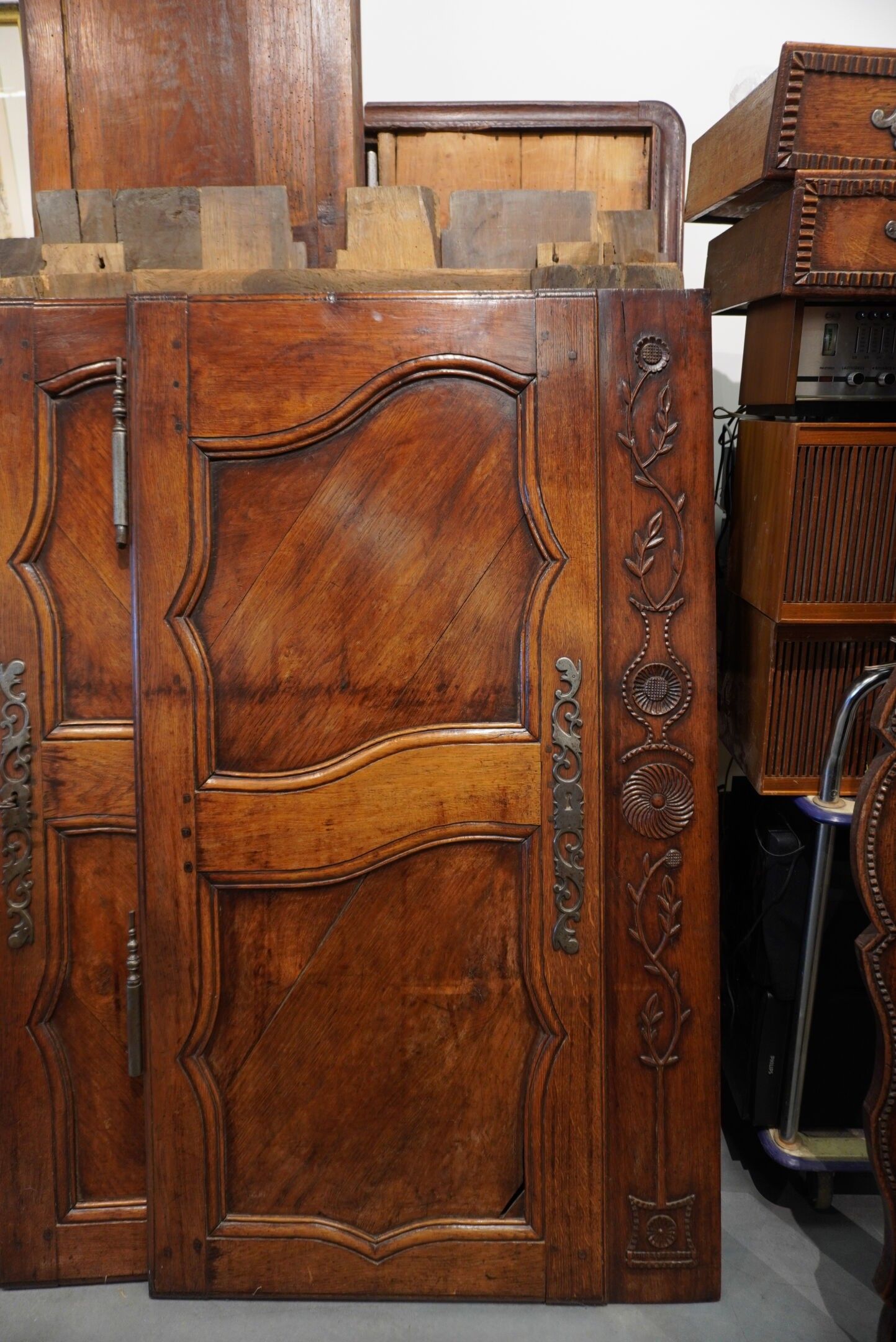 Armoire en chêne mouluré. Vendue démontée.