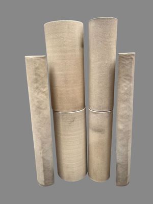 un lot de quatre rouleaux de papier empilés les uns sur les autres