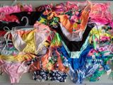 beaucoup de sous-vêtements posés sur une table