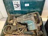 un outil rangé dans un coffret, sur une étagère, dans une pièce