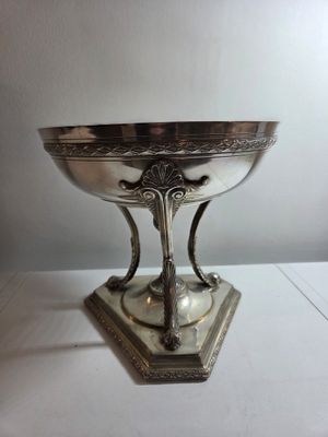METAL ARGENTE Coucpe circulaire tripode en métal argenté. El…