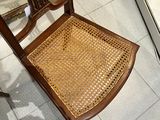 une chaise posée par terre devant un miroir