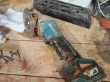 un grand nombre d'outils posés sur une table
