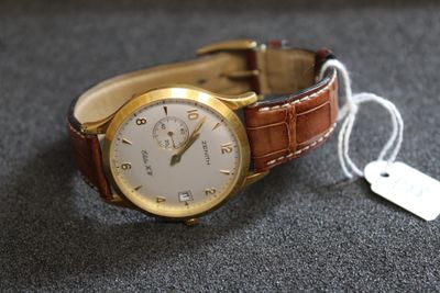 une montre posée sur une table avec une étiquette de prix