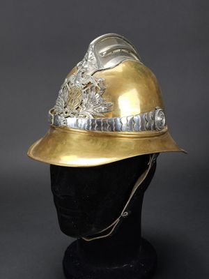 un gros plan d'un casque doré posé sur la tête d'un mannequin