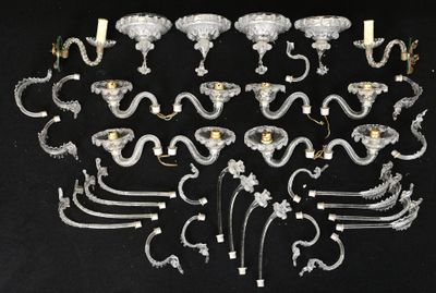une photo montrant une grande collection d'appliques en verre sur fond noir