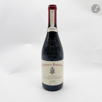 une bouteille de vin posée sur une table