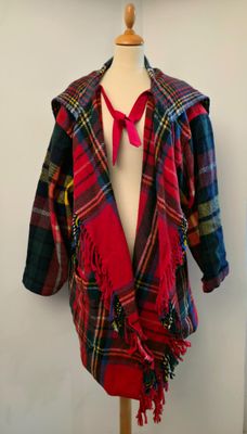 une écharpe rouge sur un mannequin orné d'un nœud rouge