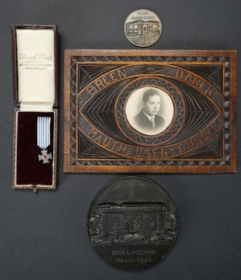 une photo représentant une médaille et un coffret à médailles posés sur une table