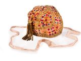 un petit sac orné d'un pompon, posé sur une surface blanche