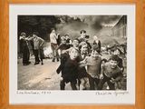 une photo d'un groupe d'enfants debout devant un feu