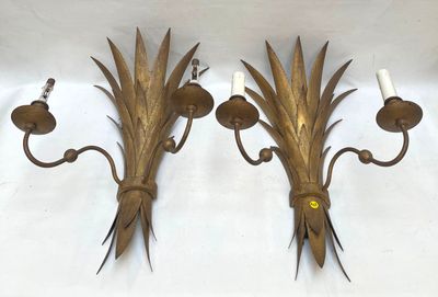 paire d'appliques murales anciennes en laiton ornées de feuilles et de bougies
