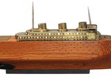 une maquette de bateau en bois posée sur un socle