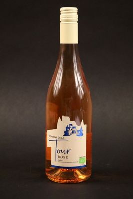 une bouteille de vin posée sur une table