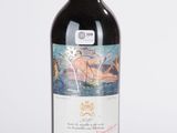 la bouteille de vin rouge est posée sur une surface blanche