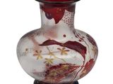 un vase en verre avec un motif rouge et blanc