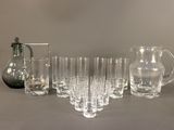 beaucoup de verres et un pichet sur la table