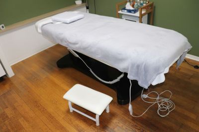 Une table de massage a élévation electrique, un marche pied, et une co - Photo 1