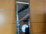 un miroir posé sur une table dans une pièce