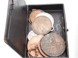 une boîte noire contenant un tas de pièces de monnaie