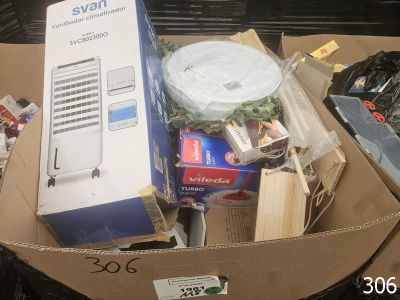 une boîte en carton contenant des objets