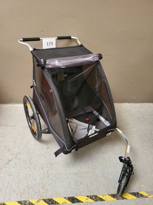 une poussette pour enfant fixée à un vélo