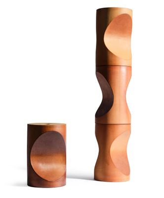 deux vases en bois posés l'un à côté de l'autre sur une surface blanche