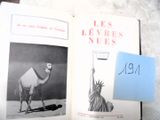un livre ouvert avec l'image d'un chameau et un post-it