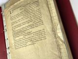 un livre écrit posé sur une table