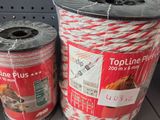deux rouleaux de ficelle de boulangerie rouge et blanche posés sur une étagère