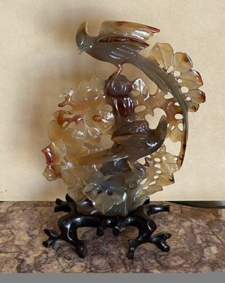 une statue représentant un oiseau perché sur un rocher