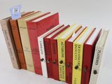 plusieurs livres sont empilés sur une surface blanche