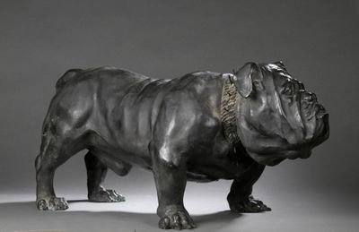 sculpture représentant un chien avec une chaîne autour du cou