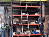 une échelle appuyée contre un mur dans un garage
