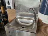 un évier en inox avec un robinet dans un coin