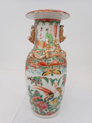 un vase orné d'un oiseau et de fleurs