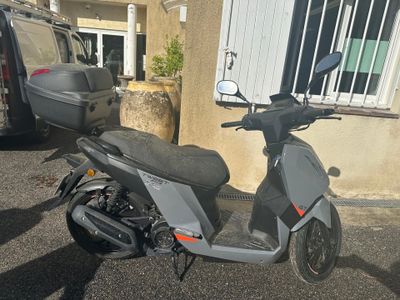 un scooter garé devant un bâtiment