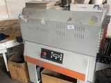 une machine qui se trouve à l'intérieur d'un bâtiment