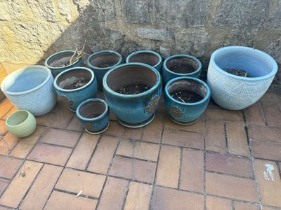 de nombreux pots posés par terre les uns à côté des autres